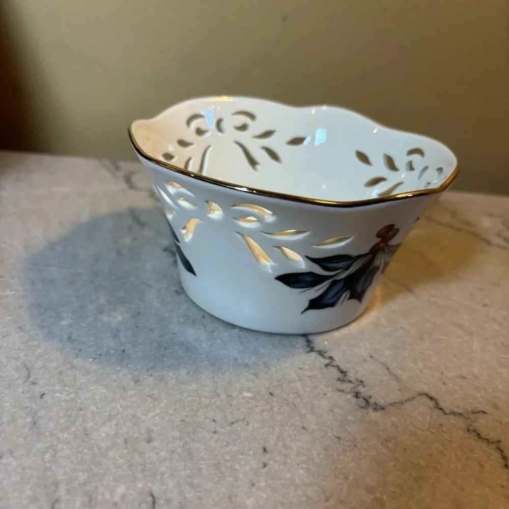 Lenox Winter Greetings Pierced Holly Design‎ Small Bowl New In Box